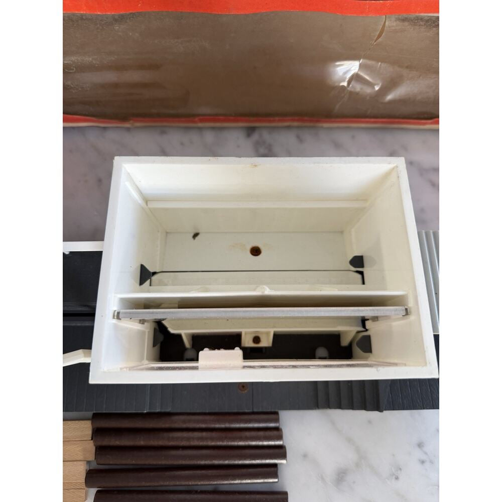 Lionel 6-2301 Operating Sawmill O-Gauge Accessory w/ Original Box, Logs & Boards - Picture 3 of 9